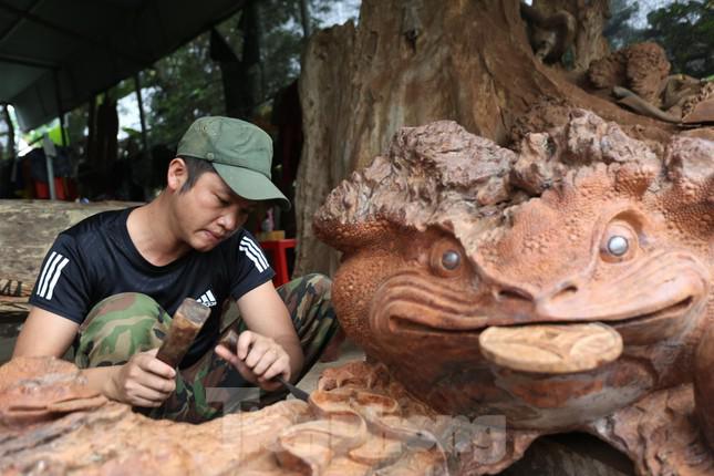 Anh Nguyễn Tuấn Anh (trú xã Sơn Ninh, huyện Hương Sơn, tỉnh Hà Tĩnh) đang dần tạo cho mình chỗ đứng trên thị trường bằng những sản phẩm gỗ nghệ thuật độc đáo, ấn tượng.