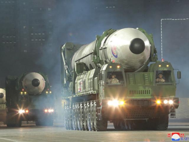 Toàn cảnh Triều Tiên duyệt binh trong đêm, ông Kim Jong Un tuyên bố ”rắn”