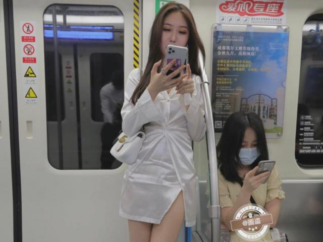 Thời trang - Hot girl xinh đẹp mặc váy xẻ tà cao, khoe chân dài nuột nà trên tàu điện ngầm