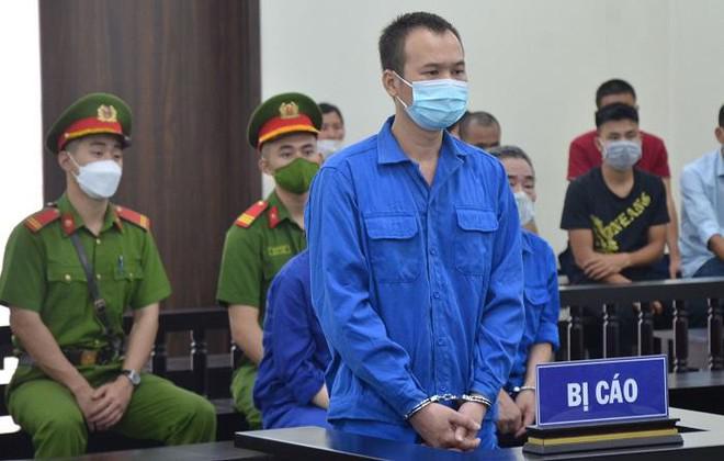 Trần Bá Tấn bị đưa ra xét xử tại phiên tòa.