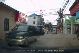 Tin tức ô tô - Tài xế ô tô đi đúng luật, nhường nhịn xe khác mà vẫn bị "bạt tai"