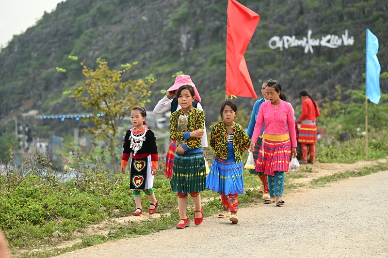 Chợ phong lưu Khâu Vai hay còn gọi là chợ tình Khâu Vai (huyện Mèo Vạc, Hà Giang) diễn ra vào ngày 27/3 âm lịch hằng năm.