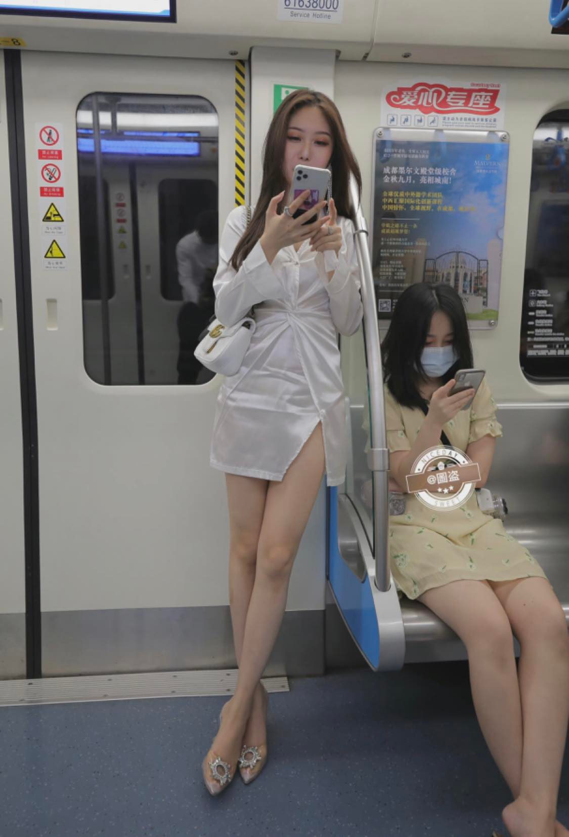 Hình ảnh một cô gái diện váy lụa xẻ tà, để lộ đôi chân dài miên man trên tàu điện ngầm nhanh chóng lọt vào ống kính của người đối diện.