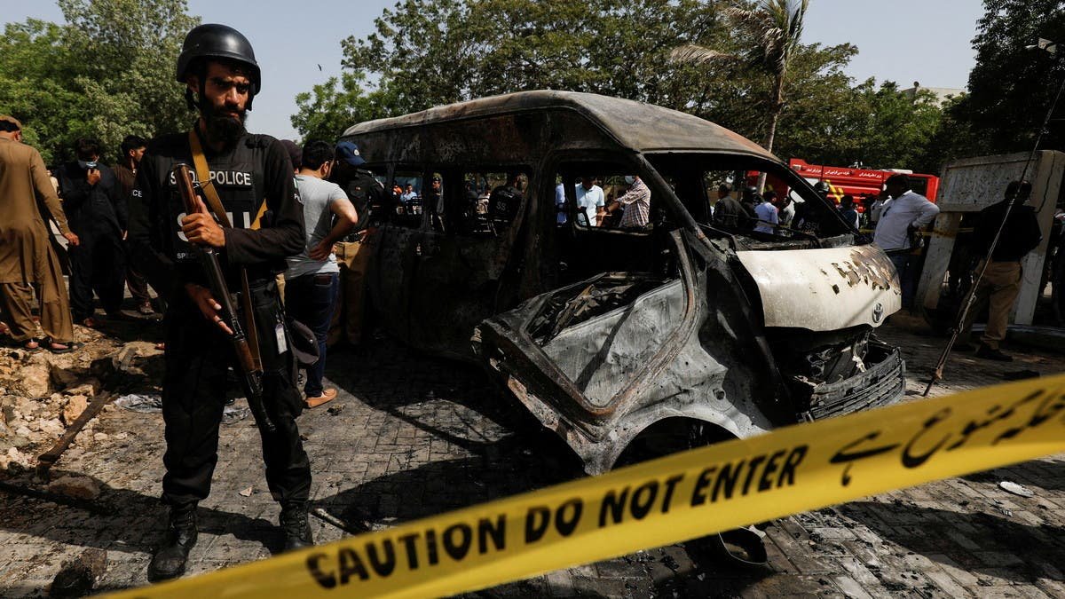 &nbsp;Hiện trường vụ đánh bom liều chết ở Karachi khiến 3 công dân Trung Quốc thiệt mạng hôm 26.4 (ảnh: Reuters)
