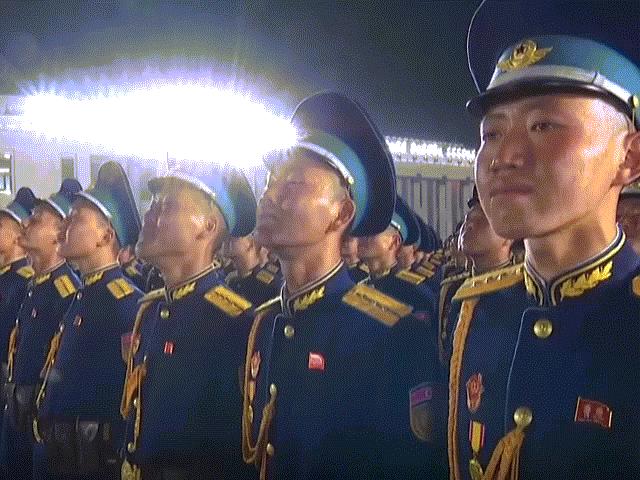 Thế giới - Cận cảnh binh sỹ Triều Tiên rưng rưng nước mắt trong lễ duyệt binh