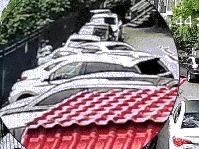 Phi thường - kỳ quặc - Video: Người phụ nữ và đứa trẻ vừa rời đi, rợn người vì điều xảy ra ở chỗ họ vừa đứng