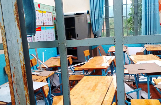 Lốc xoáy làm 2 phòng học tại Trường Tiểu học Nguyễn Khuyến bị tốc mái khiến 3 học sinh bị thương
