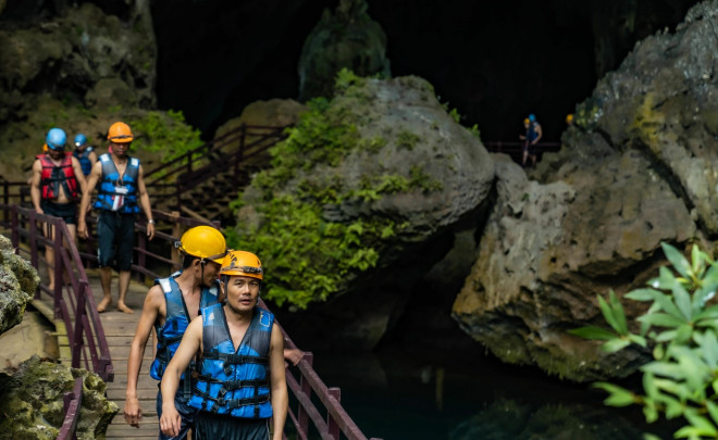 This summer, go to Chay River-Dark Cave to swing rope, take a mud bath - 3