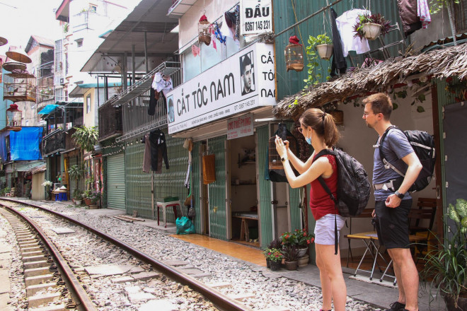 Phố đường tàu dài khoảng 2 km bao gồm nhiều dãy nhà cấp bốn kéo dài từ phố Lê Duẩn đi qua Trần Phú, Cửa Đông đến phố Phùng Hưng. Tháng 10/2019, các quán cà phê tại đây đã phải đóng cửa để đảm bảo an toàn hành lang đường sắt.