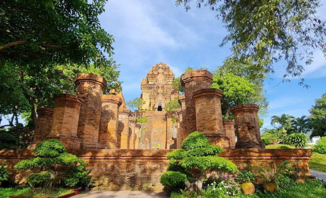 Tháp Bà, một địa điểm du lịch tâm linh nổi tiếng tại Nha Trang - ảnh Lê Hiền