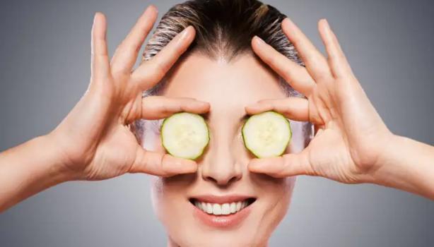Treat dark circles with almond oil and cold milk - 3