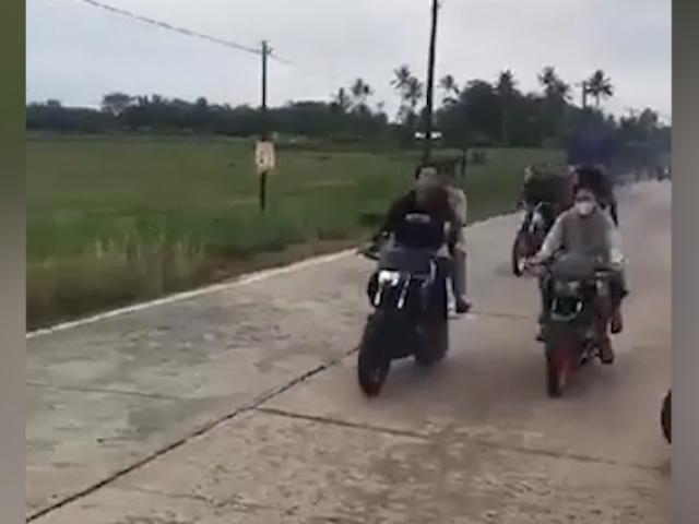 Xe máy - Xe đạp - Clip: Đi ngay bàn tọa khi ngồi sau xe "dân tổ" biểu diễn