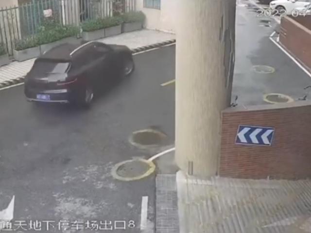 Ô tô - Clip: Tài xế đạp nhầm chân ga khiến ô tô đâm thẳng vào tường