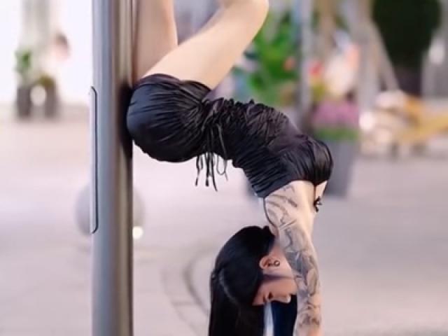 Làm đẹp - Gái xinh gây tranh cãi vì trồng cây chuối giữa phố khoe vẻ "mình hạc xương mai"