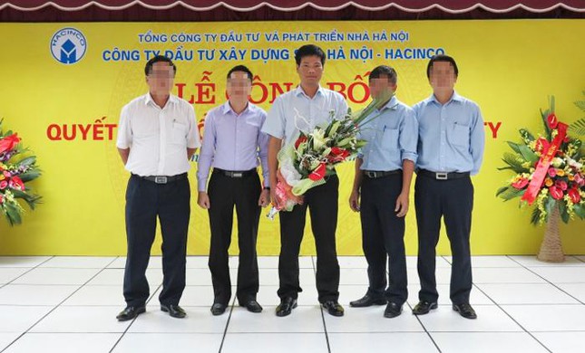 Ông Nguyễn Văn Thanh cầm hoa đứng giữa