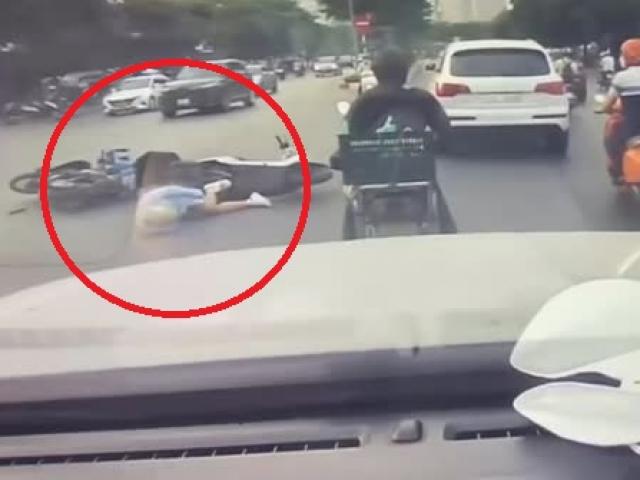 Tin tức trong ngày - Clip: Tài xế chở gas vượt ẩu tông cô gái đi xe máy ngã "chổng vó"