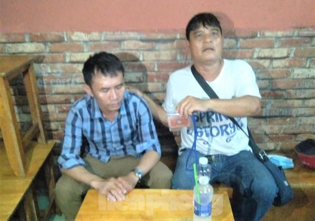"Hiệp sĩ" Nguyễn Thanh Hải (áo trắng) giữ đối tượng và trình báo công an