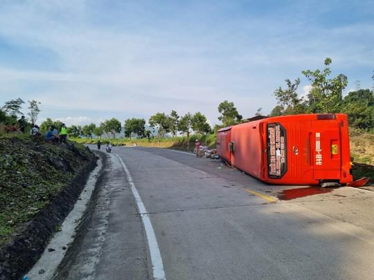 Hàng chục người la hét hoảng loạn trong xe khách bị lật ở Quảng Nam - 1