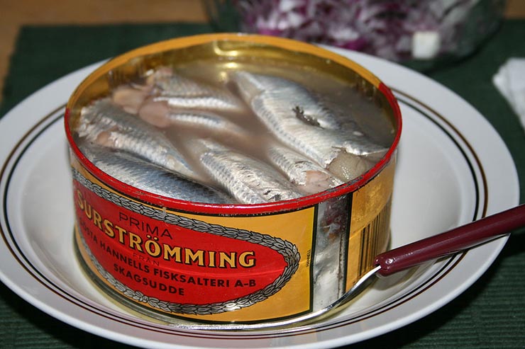 3. Surstromming

Đây là đặc sản kinh dị nổi tiếng của Thuỵ Điển. Nó được làm từ cá trích biển Baltic lên men, khi mở hộp ra sẽ tỏa ra một mùi hôi khủng khiếp đến mức khiến người ta muốn nôn ngay lập tức.
