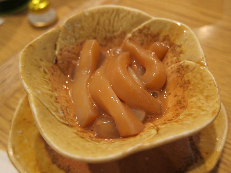 5. Shiokara

Nội tạng của các loài hải sản được muối và lên men tạo thành hỗn hợp sền sệt, màu nâu và bốc mùi hôi thối. Đây là món ăn nổi tiếng ở Nhật Bản.
