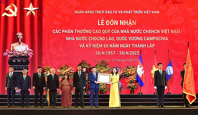 Phó Chủ tịch nước CHXHCN Việt Nam Võ Thị Ánh Xuân trao Quyết định tặng thưởng Huân chương Lao động hạng Ba cho đại diện Lãnh đạo BIDV