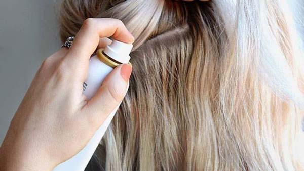 Steps to use dry shampoo properly, to help clean and healthy hair - 1