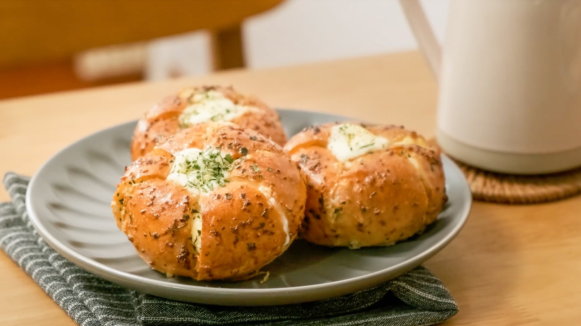 The recipe for making garlic butter bread is extremely delicious, eating is mashed - 4