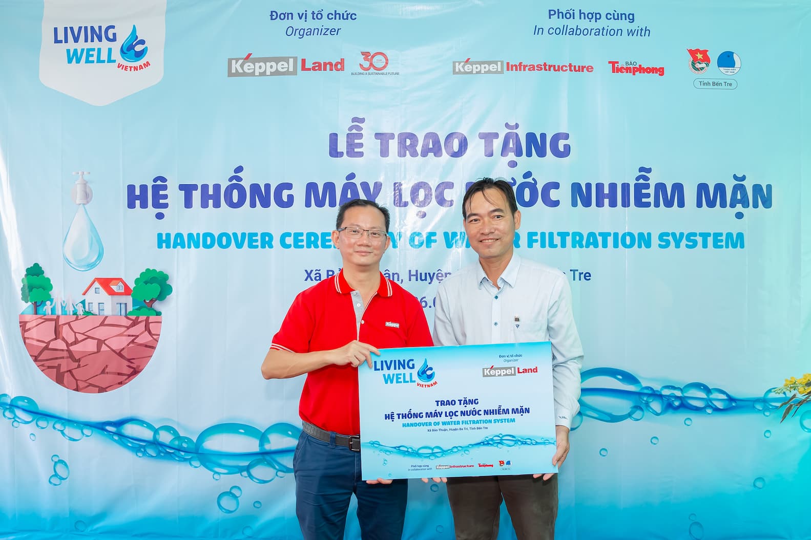 Ông Joseph Low, Chủ tịch Keppel Land Việt Nam (bên trái), trao tặng hệ thống máy lọc nước nhiễm mặn cho đại diện Ủy ban Nhân dân xã Bảo Thuận&nbsp;