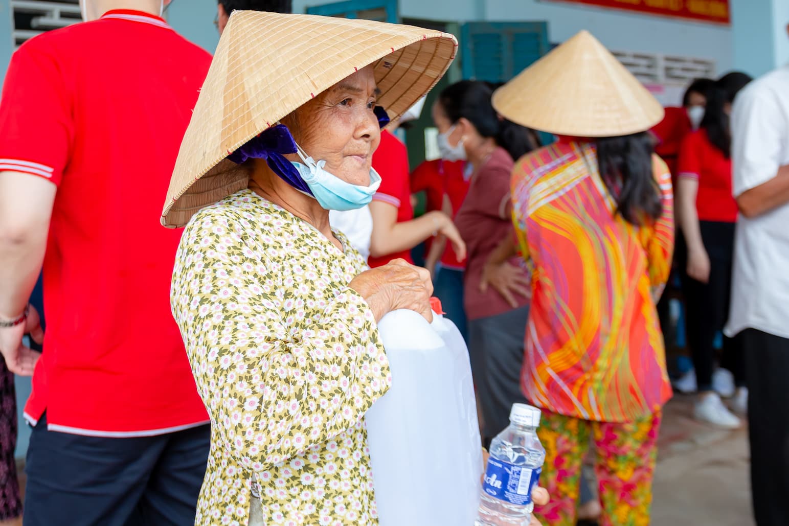 Bà Lũy, sống một mình gần 10 năm nhờ vào tiền trợ cấp nhà nước, nay đã có nước sạch để sử dụng hằng ngày.&nbsp;