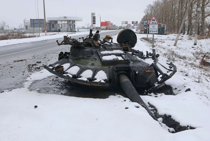 Một chiếc xe tăng Nga bị đánh bay tháp pháo ở Ukraine (ảnh: CNN)