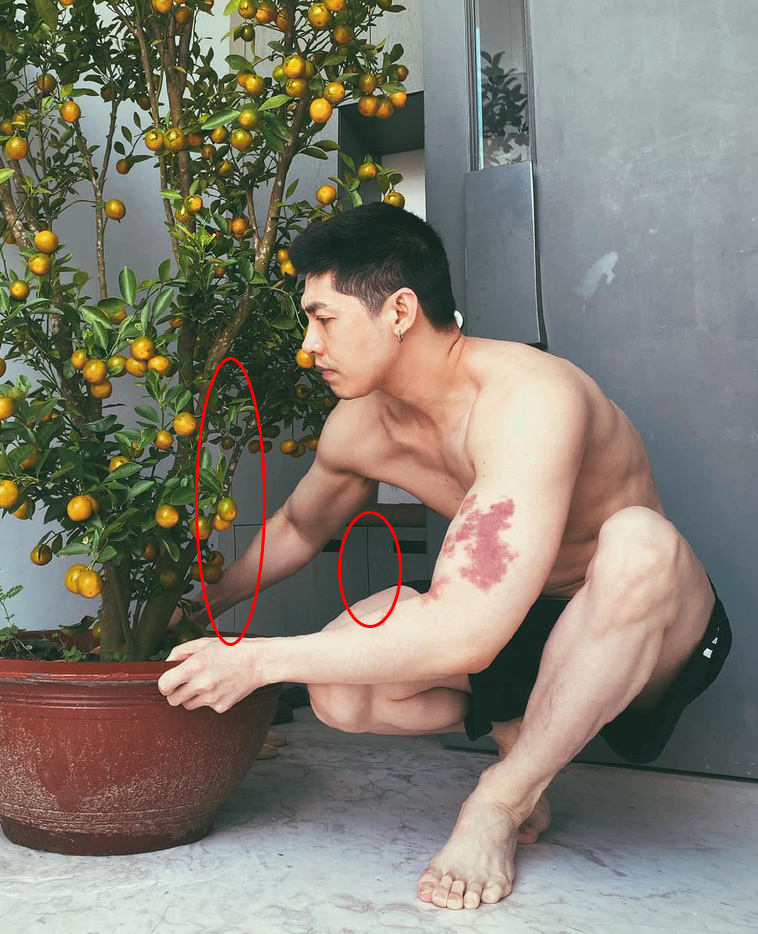 Đăng tải hình ảnh khoe body cuồn cuộn cơ bắp nhưng không ít lần nam ca sĩ bị dân tình "soi" vì photoshop quá đà.