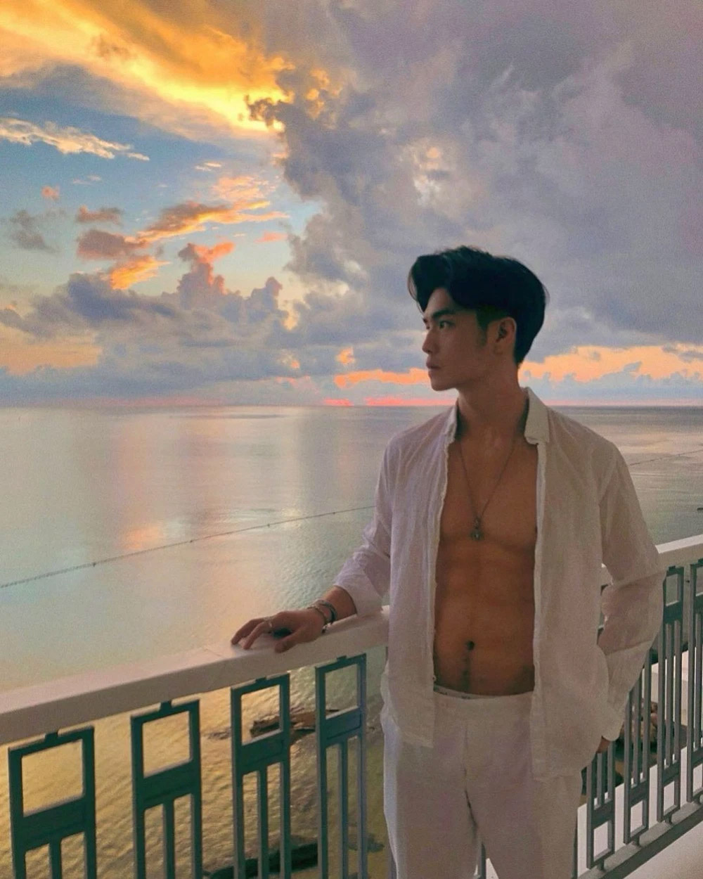 Huy Trần sở hữu gương mặt điển trai cùng vẻ ngoài lãng tử, phong trần.
