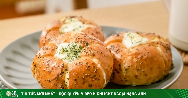 The recipe for making garlic butter bread is extremely delicious, eating is mashed