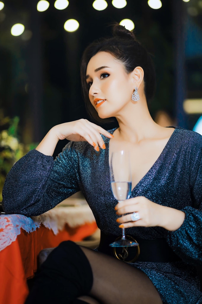 Ngoài đời, nữ diễn viên 8X là doanh nhân CEO thành đạt. Cô hiện là bà chủ điều hành trực tiếp chuỗi siêu thị thực phẩm sạch.&nbsp;Ngoài ra, người đẹp còn có dự định&nbsp;lấn sân sang mảng kinh doanh kim cương.
