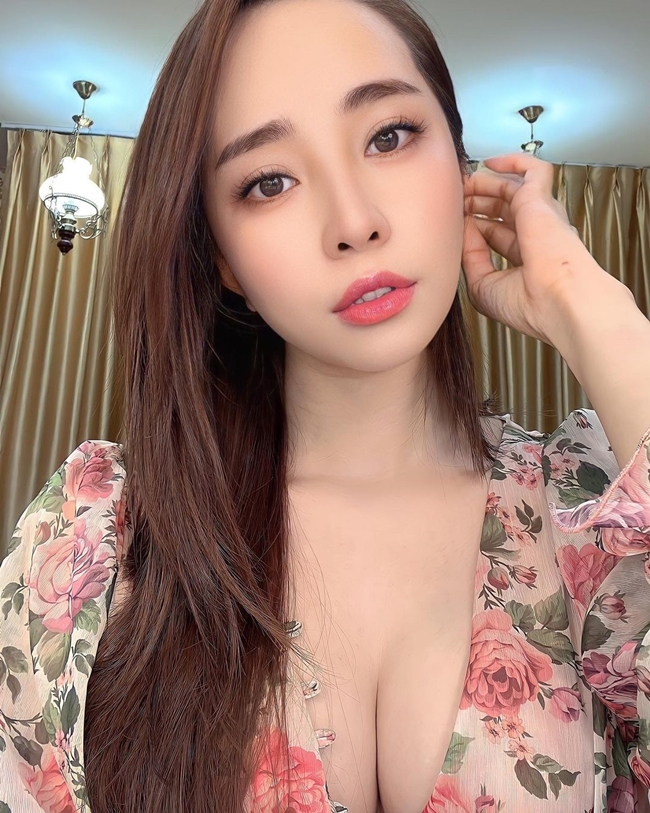 Để có ngoại hình quyến rũ hơn, Quỳnh Nga thừa nhận đã bơm thêm 15cm cho vòng 1. Từ khi &#34;nâng cấp&#34;, người đẹp sinh năm 1988 ngày càng ăn mặc gợi cảm và quyến rũ khi xuất hiện tại các sự kiện hay thậm chí là ở nhà.&nbsp;
