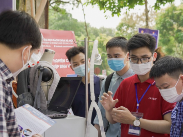 Bạn trẻ - Cuộc sống - Sinh viên Bách khoa chế tạo thiết bị hỗ trợ giám sát truyền dịch