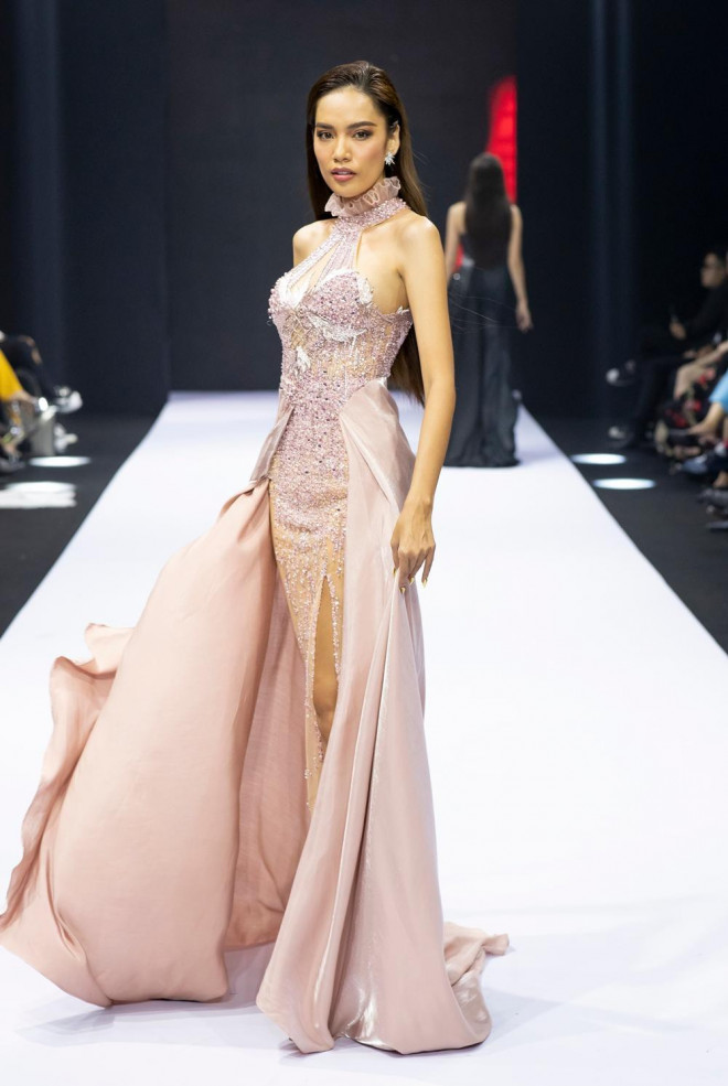 Looking at the Miss Universe Vietnam 2022 contestants showing off their prom dresses, who is the sexiest?  - 13