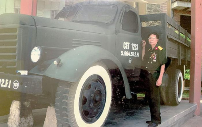 Thượng úy Dương Quang Lựa chụp ảnh cùng xe vận tải CA10 đầu tiên tiến vào Dinh Độc Lập