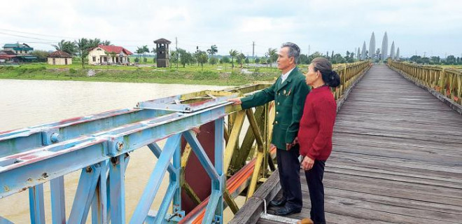 Historical bride procession on Hien Luong bridge - 1