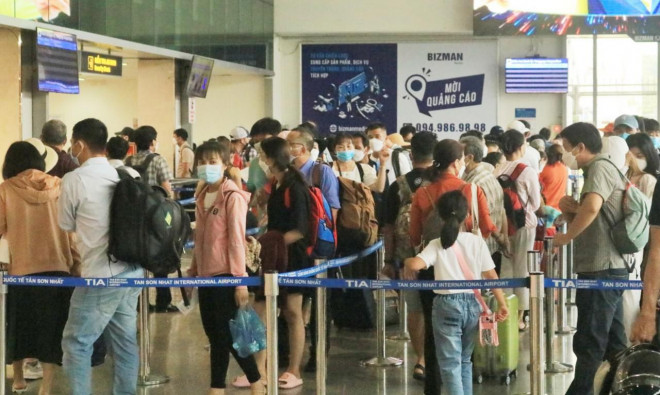 Hành khách làm thủ tục tại nhà ga quốc nội, sân bay Tân Sơn Nhất sáng 29-4
