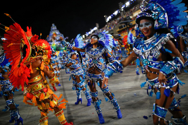 Các vũ công lộng lẫy trong đêm thứ hai của vũ hội Carnival tại Rio de Janeiro - Brazil hôm 24-4 Ảnh: REUTERS
