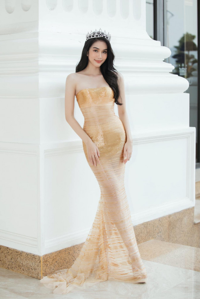 Wearing a tight yellow dress, Do My Linh-Luong Thuy Linh shows off her 'hourglass' body  sexy - 11