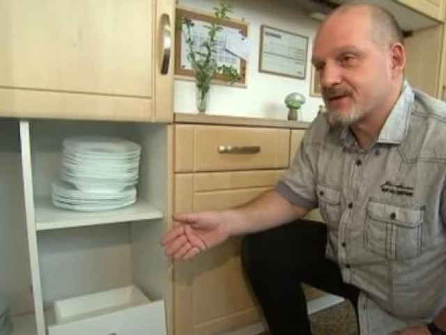 Bạn trẻ - Cuộc sống - Mua tủ cũ trên mạng, một người phát hiện trong tủ có gần 4 tỷ đồng, tại sao không dám giữ?