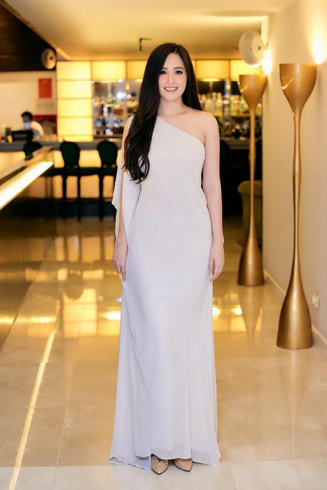 Mới đây khi tham dự một sự kiện ở thủ đô, Hoa hậu Mai Phương Thúy gây chú ý khi xuất hiện trong bộ váy lệch vai thướt tha cực kỳ xinh đẹp, quyến rũ.