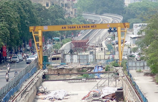 Đoạn chuyển tiếp giữa phần đi trên cao và phần đi ngầm tuyến đường sắt Nhổn - ga Hà Nội đang "tạm nghỉ" dài ngày.