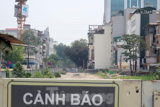 "Lô cốt" thi công ga S10 chắn phần lớn đường Cát Linh, khiến đoạn đường này thường xuyên ùn tắc, lộn xộn, nhưng chưa biết bao giờ được trả lại.