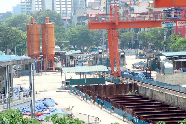 Chưa biết bao giờ nhà thầu mới thi công trở lại để đưa dự án vào hoạt động, hoàn trả mặt đường cho người dân đi lại.