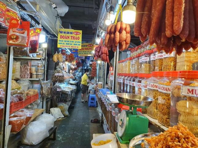 Trong khi đó, chợ đầu mối, chợ truyền thống cho biết, những dịp lễ người dân sẽ đi chơi nhiều nên đến chợ vắng hơn.