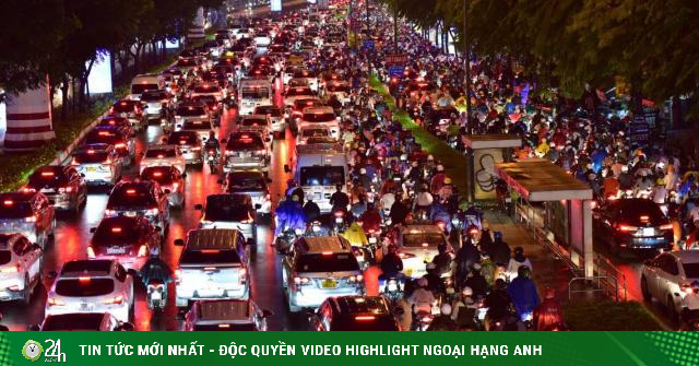 The line of cars followed each other back to their hometown for the holidays of April 30 and May 1, the roads of Hanoi and Ho Chi Minh City were blocked