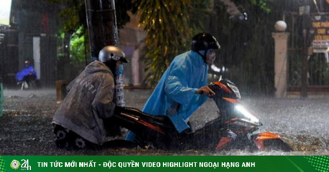 The rain poured down, many roads in Ho Chi Minh City were deeply flooded
